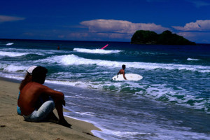 Playa Cocles surfing